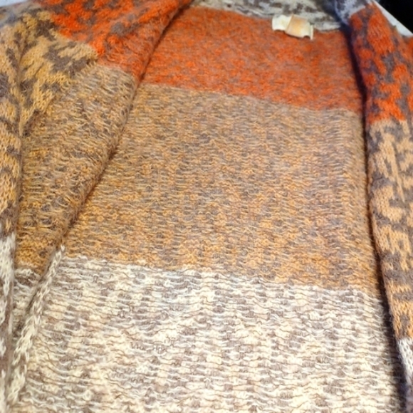 LUCY and Laurel Wool, Alpaca, Acrylic, Nylon, Lightweight, Women's Sweater - Picture 11 of 11